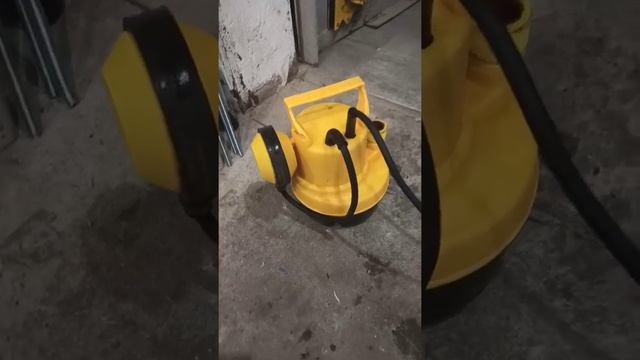 Шумный насос! Дренажный старый насос работает на холостой ход без воды! смотреть онлайн