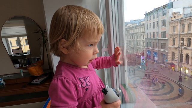 Дети. Смешное. Вверх ногами на окне. смотреть онлайн