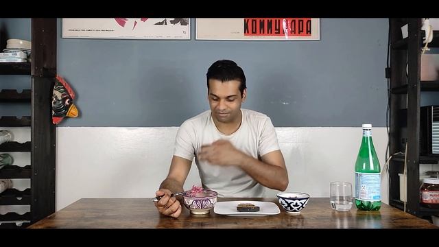 Индиец пробует блюда из России и не только