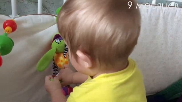 Как малыш играет в погремушки игрушки. As baby plays with the rattle toy. смотреть онлайн