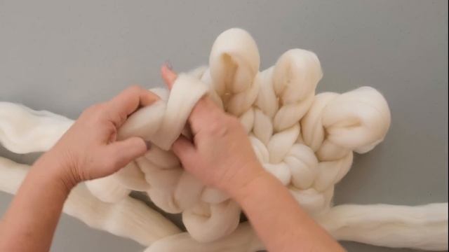 HOW TO HAND KNIT A MERINO WOOL ROUND PILLOW IN 15 MINUTES OR LESS!