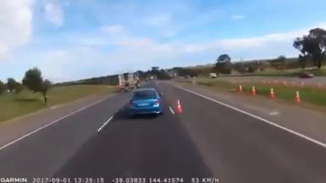 Девушка пытается украсть дорожный конус смотреть онлайн