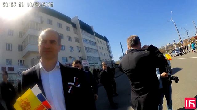 Чертово колесо крутится под музыкальное сопровождение несмотря на обещания смотреть онлайн