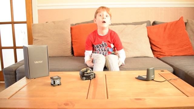 Распаковка робота Вектора. Anki Vector смотреть онлайн