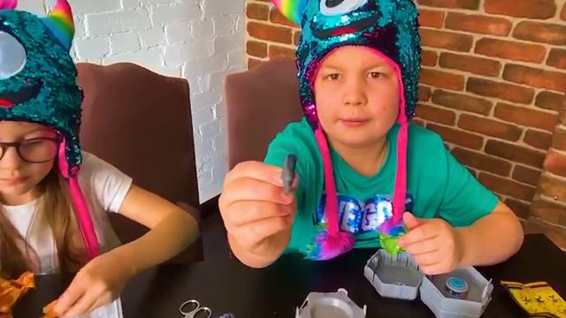 ЧЕЛЛЕНДЖ чьи игрушки лучше! Мальчиков или девочек! И мерзкий тягучий лизун! смотреть онлайн