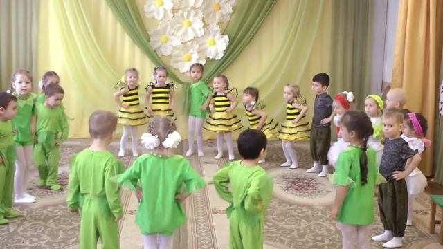 Танець "Красуня Весна" на святі 8 Березня 2021 у молодшій групі .Муз. кер. Кушнір А. О. смотреть онлайн