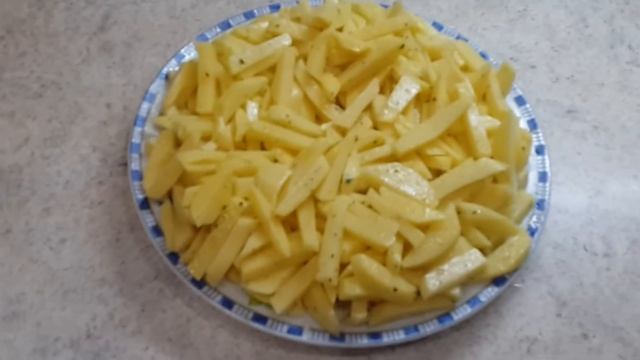 Картошка (картофель) в микроволновке с сыром - Potatoes baked with cheese смотреть онлайн