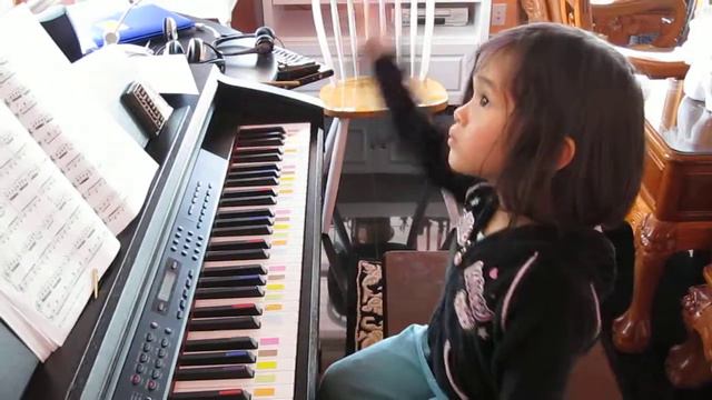 Ginger Max plays piano смотреть онлайн