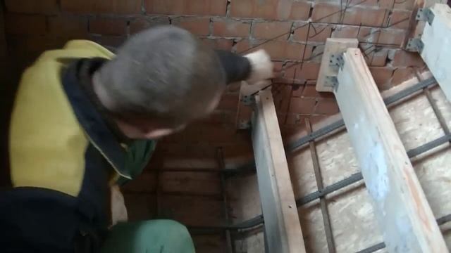 Бетонная лестница ( черновая = два марша + площадка) с опалубкой из остатков леса. День 3. смотреть онлайн