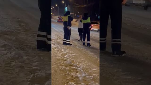 Сотрудники полиции подстрелили неадеквата с ножом. смотреть онлайн