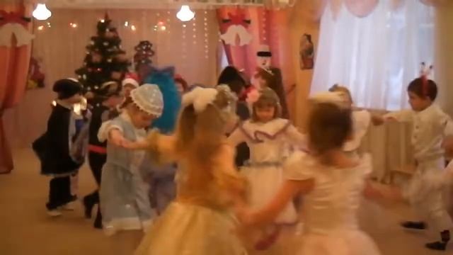 Хоровод "Новый год пахнет мандаринками" смотреть онлайн