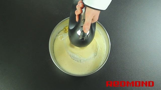 Бисквит лимонный в мультиварке REDMOND RMC-M4504 смотреть онлайн