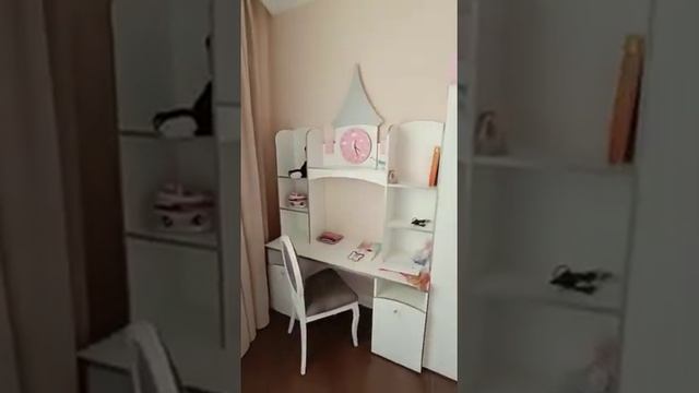 Видеообзор комнаты для девочки в дизайне "Замок принцессы": кровать, рабочая зона, шкаф для одежды. смотреть онлайн