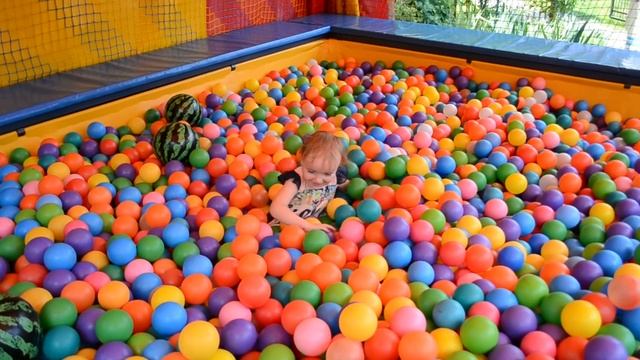 Купаемся в море шариков! Сухой бассейн.