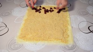 Вишнёвый штрудель с тестом фило и вишнёвым соусом.