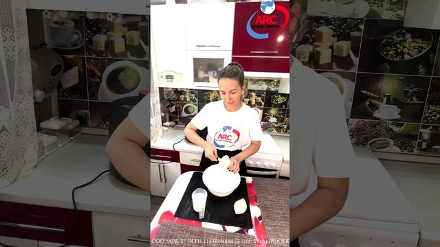 Шоколадный торт с клубникой