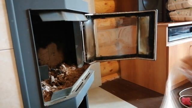 Показываю как быстро и легко почистить стекло камина от копоти смотреть онлайн