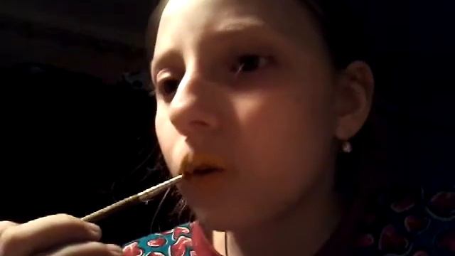 Крашу губы красками, гуашью. смотреть онлайн