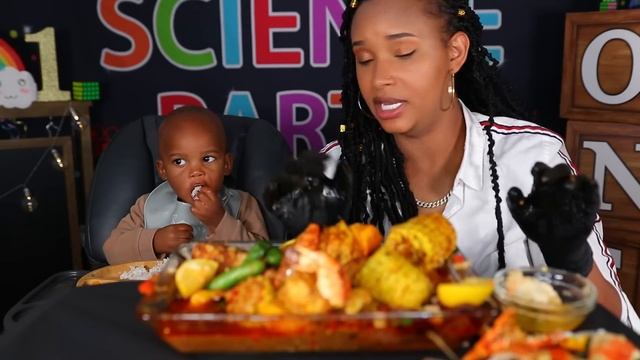 DESHELLED SEAFOOD BOIL MUKBANG WITH BABY ELIJAH FIRST TIME TRYING KING CRAB | QUEEN BEAST смотреть онлайн