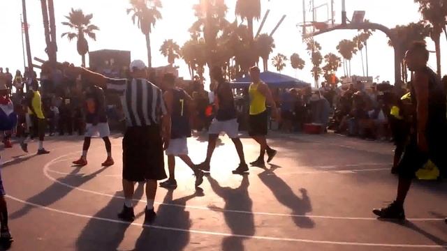 Vintage Metta World Peace during a VBL (Venice Basketball League) game смотреть онлайн