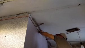 крепим багет в пустоту. натяжной потолок.