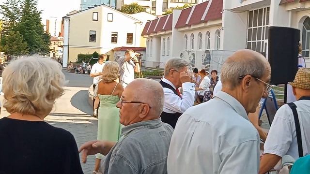 15.07.2023 Brest Belarus... Street dance... Духовой оркестр Валерия Коваля... Walks with Victoria смотреть онлайн