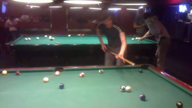 Серж играет в бильярд смотреть онлайн