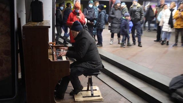 Уличный музыкант в Киеве. Шикарное исполнение на пианино... смотреть онлайн