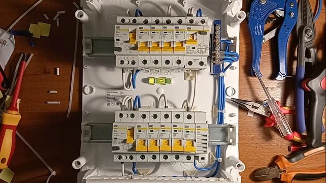 Электрический щит в трёшку . смотреть онлайн
