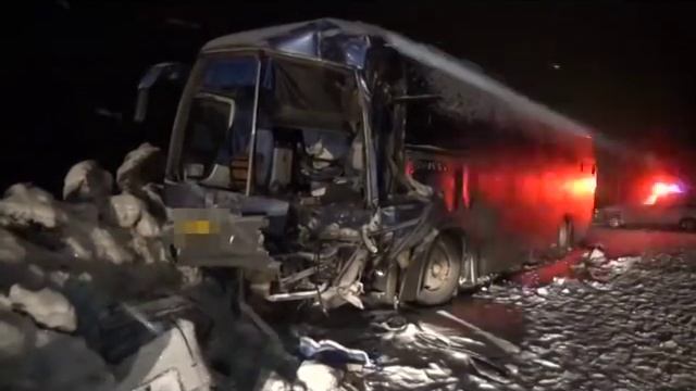 Пассажирский автобус протаранил большегруз "Рено Магнум" смотреть онлайн