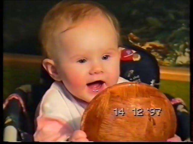 Ксюша Дронова в гостях у Яны. Зеленоград. 14.12.1997г.