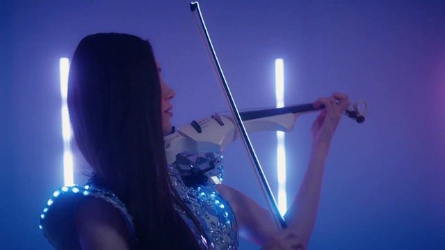 Световое шоу в зеркальном платье скрипачки Стефании