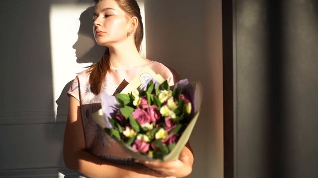 Букет из 15 сиреневых роз (Кения) Standart и 7 белых альстромерий смотреть онлайн