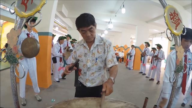 潮州大锣鼓 Drum Master Bo Huat playing for Eng Chuan Kong Soh. смотреть онлайн