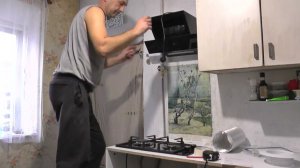 Устанавливаю вытяжку Dexp на кухне.