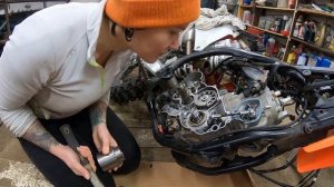Двигатель KTM 300 TPI Часть 2, замена сальника коленвала