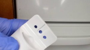 Установка ручек на холодильник Bosch женскими руками.