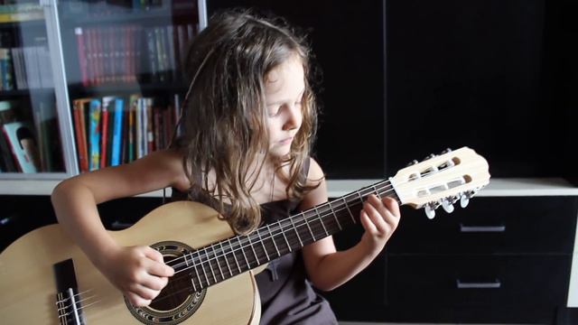 5 years old Inya Cutova plays Joan Baez cover of "Donna Donna" смотреть онлайн