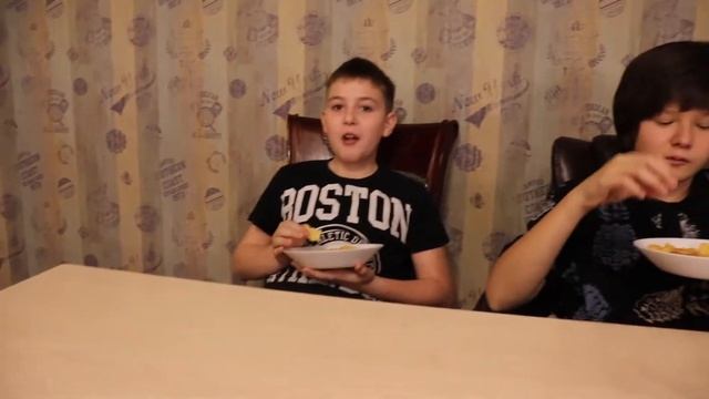 Кто быстрее  съест                            ?ОЧЕНЬ ОСТРЫЕ? чипсы выиграет... *Челлендж*
