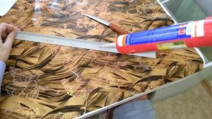 Если обои задираются   клеим пластиковые уголки на наружные углы