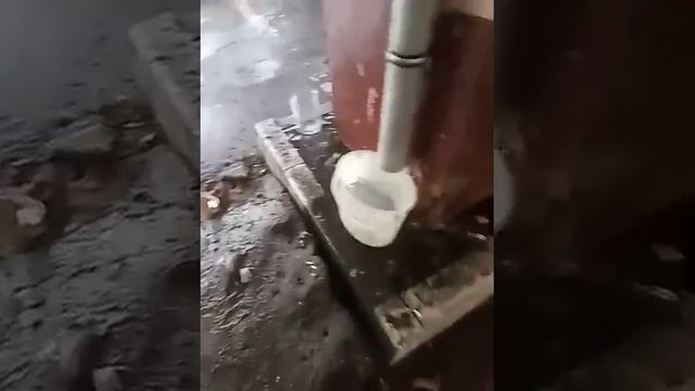 Переливание воды из водостока на землю, с применением дополнительного звена - пластикового ведра. смотреть онлайн