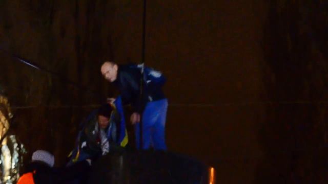 Ультраправые в Киеве повалили памятник Ленину. 8 декабря 2013 смотреть онлайн