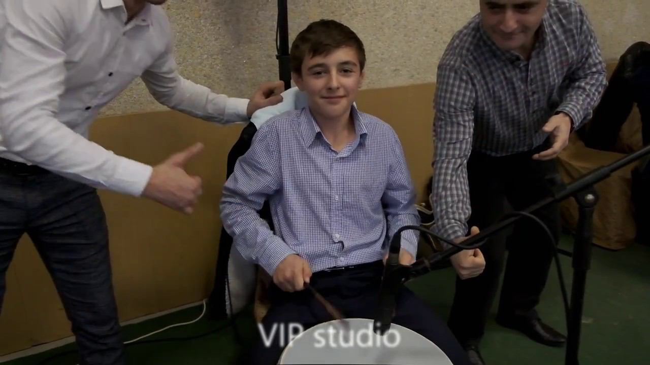 Маленький мальчик зажег на барабане !!! смотреть онлайн