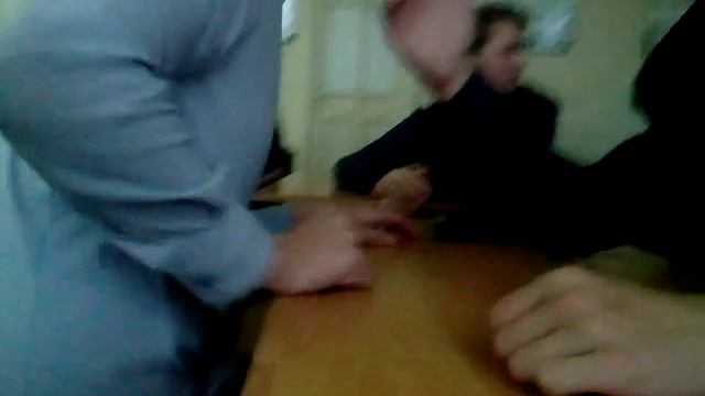 Кто победит борьба на руках смотреть онлайн
