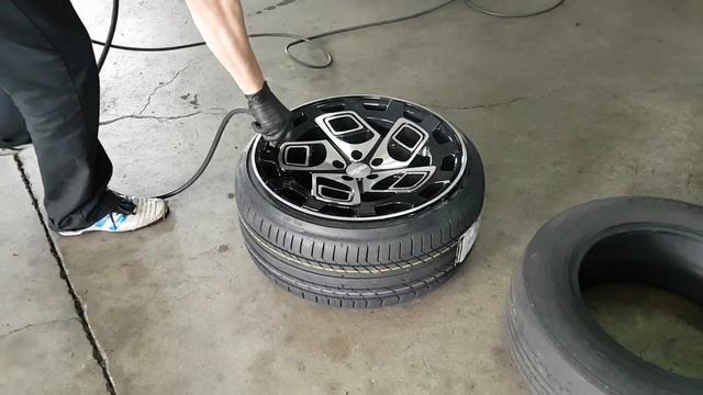 Stretching a 215/35 r18 Tire on a 9.5J Wheel смотреть онлайн