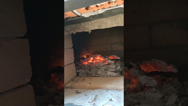 Рабочие моменты печника.Растопка произведена.Дотлевание углей в топках печного комплекса барбекю.