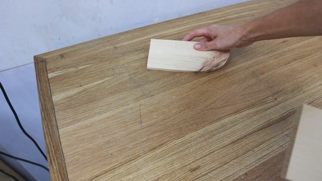 Watch how she turns regular board into an original accessory! смотреть онлайн