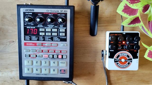 Neutral Zone (EHX Super Space Drum and Boss SP-303 jam) смотреть онлайн