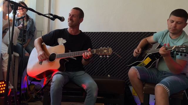 Хоть старый ДК давно не работает, в нем кипит жизнь… смотреть онлайн