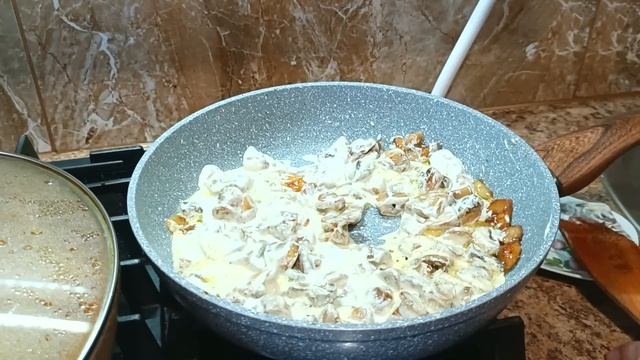 МАКАРОНЫ - Жареные в 100 раз ВКУСНЕЕ! Сметанно-Чесночная подлива из грибов! смотреть онлайн
